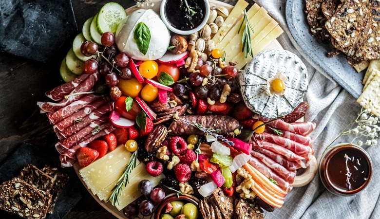Here's How To Make The Ultimate charcuterie board